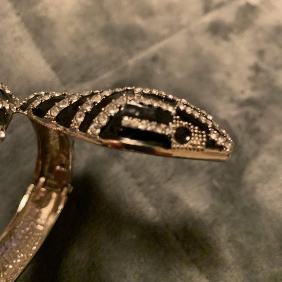 Black and SIlver Snake Bracelet - Picture 8 of 8